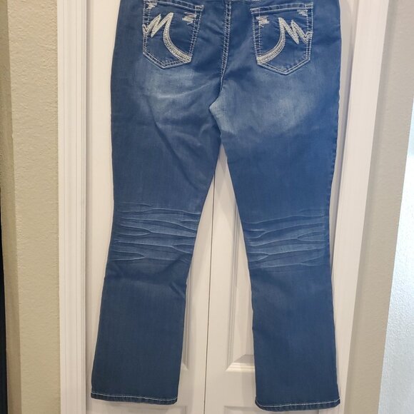 MAURICES Straight Leg Jeans Womens Blue Med. Wash Mid Rise Stretch 11/12 Short - Picture 2 of 5
